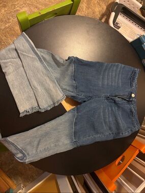 Women's Two-Tone Blue Wide-Leg Jeans with Frayed Hem